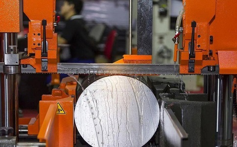 柳北立式金属带锯床切削出现跑带故障解决方法！